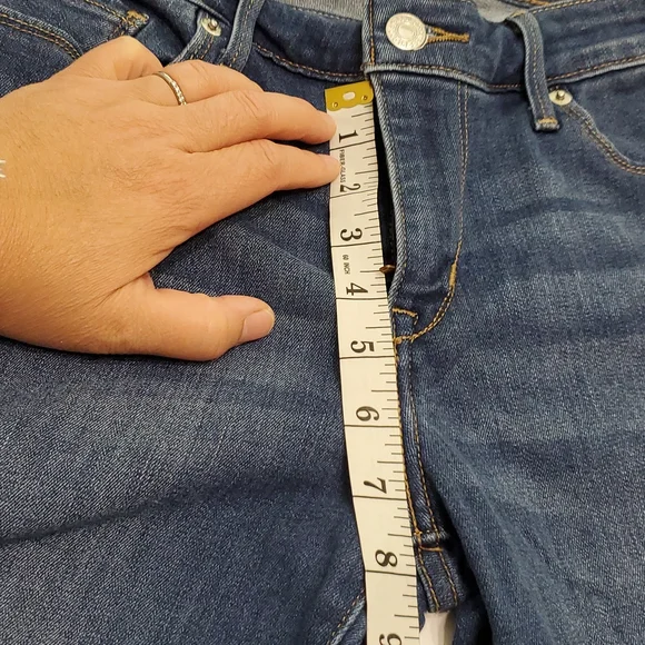 Levi Shorts size 28 - Picture 7 of 11